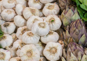 Fres Garlic bulbs at food market