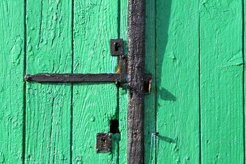 détail d'une porte de cabane ostréicole en bois