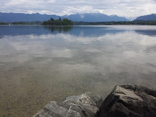 Staffelsee bei Uffing, im Hintergrund die Alpen
