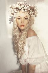 Piękna blondynka z wieniec z kwiatów - 71779719