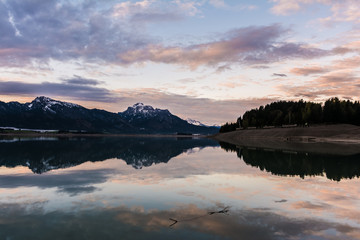 Morgendämmerung am Forggensee im Ostallgäu