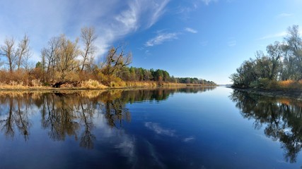 Fototapeta na wymiar Осень на речке