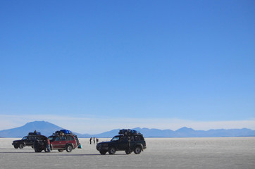 three cars with people in Salar de Uyuni