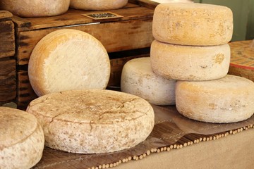 Tomme artisanale de ch&egrave;vre  des pyr&eacute;n&eacute;es