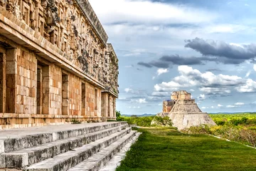 Fotobehang Mexico Gouverneurspaleis en tovenaarspiramide in Uxmal, Mexico