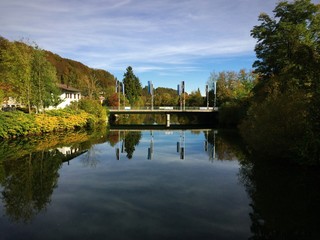 Fototapeta premium Fahnen von Wolfratshausen spiegeln in der Loisach