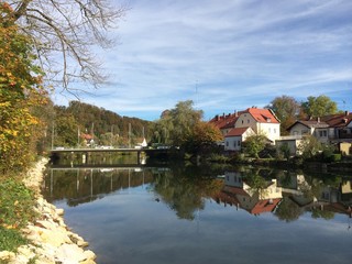 Fototapeta na wymiar Goldener Herbst über Wolfratshausen an der Loisach