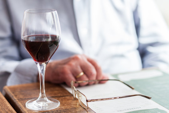 vaso de vino en la mesa