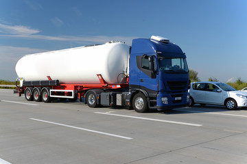 Tanklastzug - LKW auf Autobahn