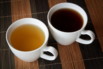 Grüner und Schwarzer Tee