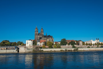 Obraz premium Magnificent Cathedral of Magdeburg at river Elbe, Germany