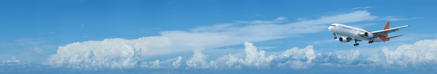 Naklejka premium Samolot odrzutowy w błękitne niebo pochmurne