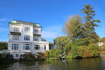 Altbau am Wasser