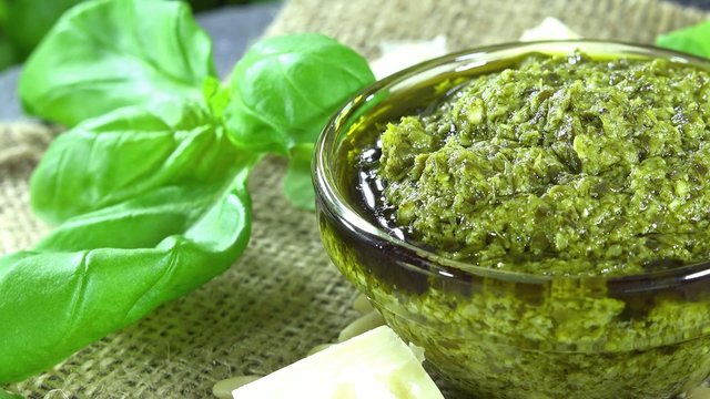 Homemade Basil Pesto (loopable)