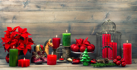 Fototapety  ozdoby świąteczne z czerwonymi świeczkami, kwiatową poinsecją, gwiazdkami