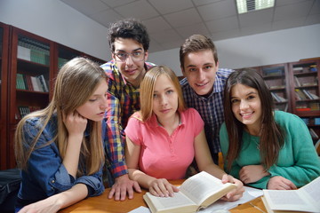 Obraz premium happy teens group in school