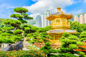 Obraz premium Gold Chinese pavilion at the park of Hong Kong