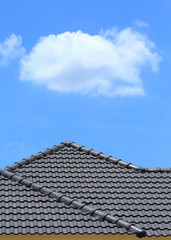 Naklejka premium tile roof on a new house with blue sky
