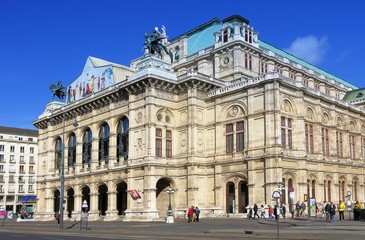 Fototapeta na wymiar Wien Staatsoper; Wiener Opernhaus an Ringstrasse, Frontansicht