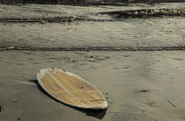 Tavola da Surf abbandonato sulla spiaggia