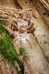 Schnapsglas auf altem Tisch © fotoknips