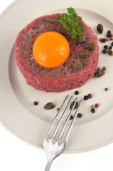 Steak tartare dans l'assiette