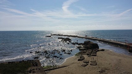 Orizzonte marino con scogliera