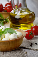 Mozzarella, tomatoes and oil