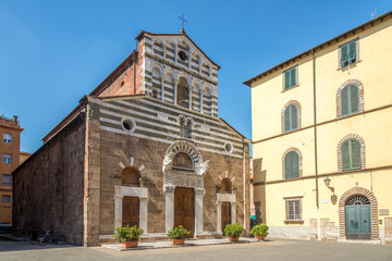 Fototapeta na wymiar Church San Giusto in Lucca