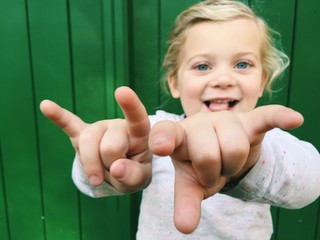 Mädchen macht Rock n Roll Zeichen