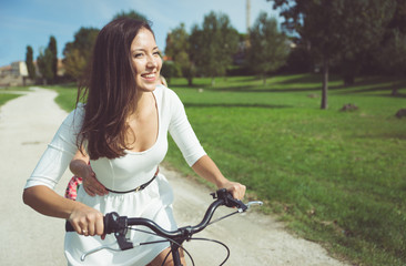 Obraz premium girl riding on her bicycle