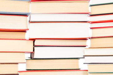 aufgestapelte bücher