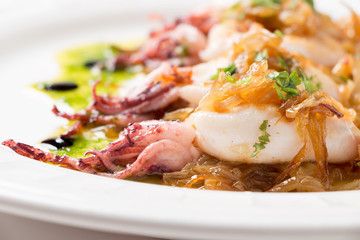 Squids with caramelized onion and parsley