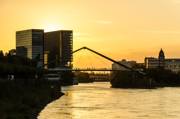 Obraz premium Medienhafen Duesseldorf bei Sonnenuntergang
