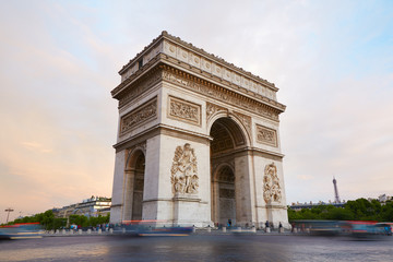 Fototapeta na wymiar Arc de Triomphe in Paris in the morning