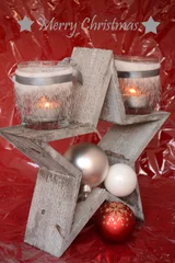 Tapeten houten kerstster met rode en witte kerstballen en kaarsen © trinetuzun