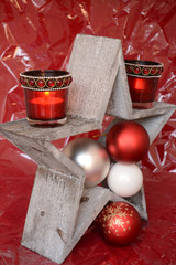 houten kerstster met rode en witte kerstballen en kaarsen © trinetuzun