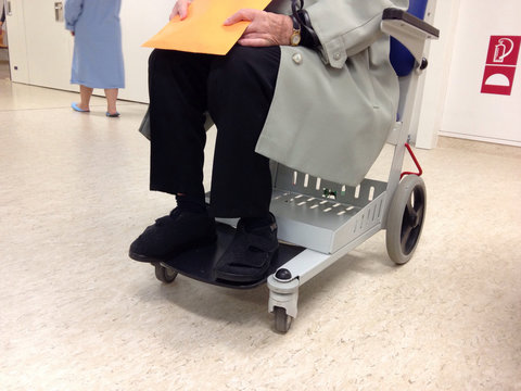 Patient im Rollstuhl wartet auf Arzt im Krankenhaus