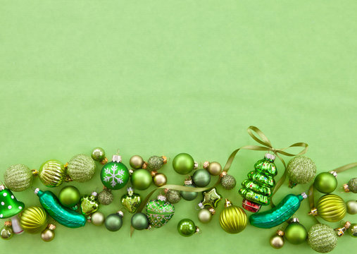 Gruene Christbaumkugeln