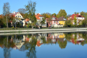 Fototapeta na wymiar Kaliningrad. Panorama of the autumn embankment of the Grain lake