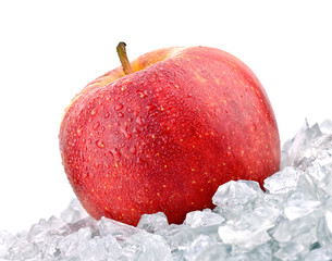 Jabłko na kruszonym lodzie - obrazy, fototapety, plakaty