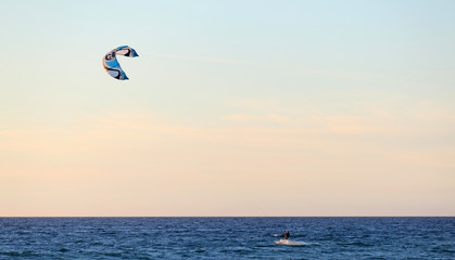Kitesurfen am frühen Abend