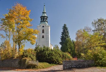 Fototapeta na wymiar Kirche Dobersberg im Herbst