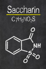 Schiefertafel mit der chemischen Formel von Saccharin
