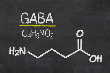 Schiefertafel mit der chemischen Formel von GABA