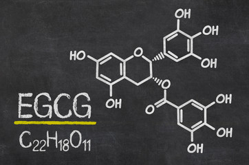 Schiefertafel mit der chemischen Formel von EGCG