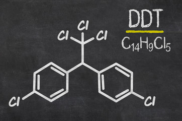 Schiefertafel mit der chemischen Formel von DDT