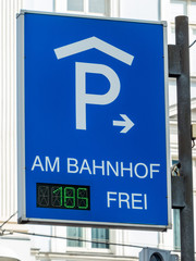 Fototapeta premium Schild zu einem Parkhaus