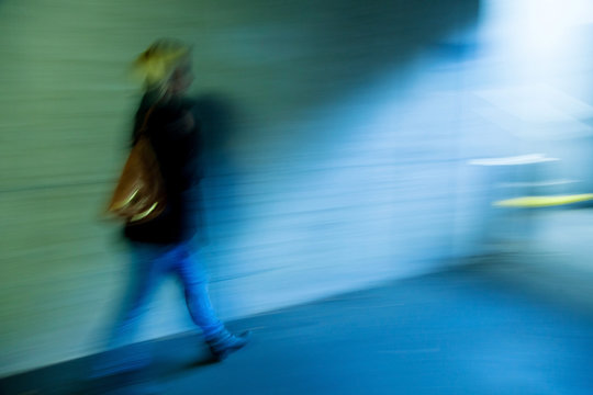 Frau im Tunnel hat Angst