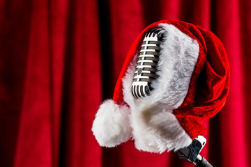 Retro Mikrofon mit Weihnachtsmütze